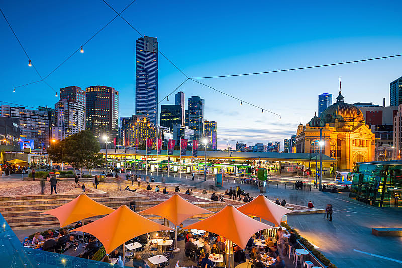 Feel the spirit of Melbourne at night