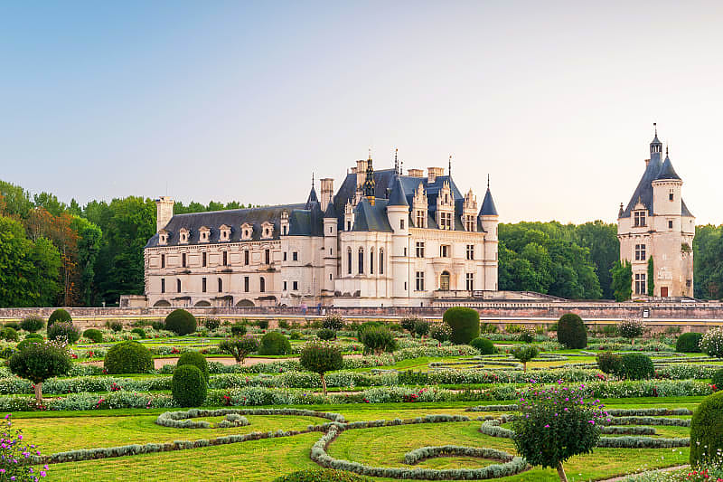 Discover the enchanting atmosphere of medieval villages and storybook castles in the Loire Valley