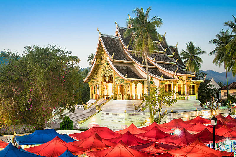 One of the main attractions of Laos, the ancient temple of Wat Xieng Thong has become a favorite place for tourists - they are attracted by its beautiful appearance and ancient history, Luang Prabang
