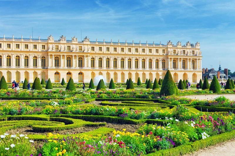 lush green garden and Versailles building