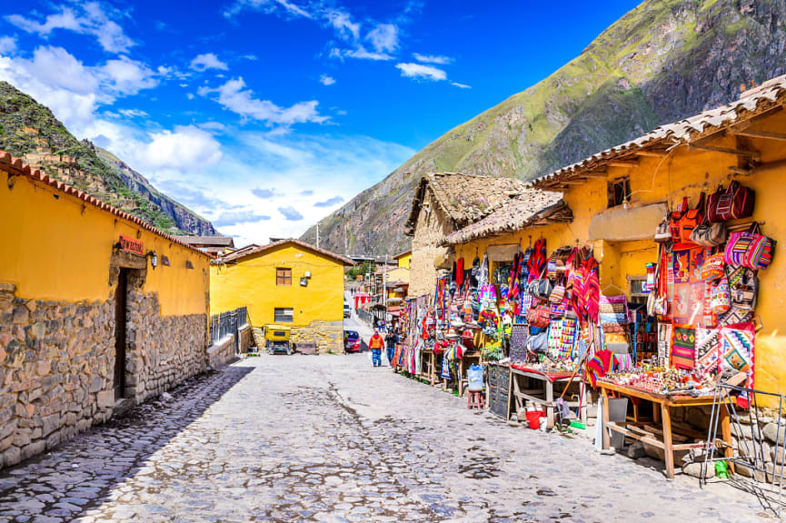 Cobblestone street with markets in Ollantaytambo, Peur