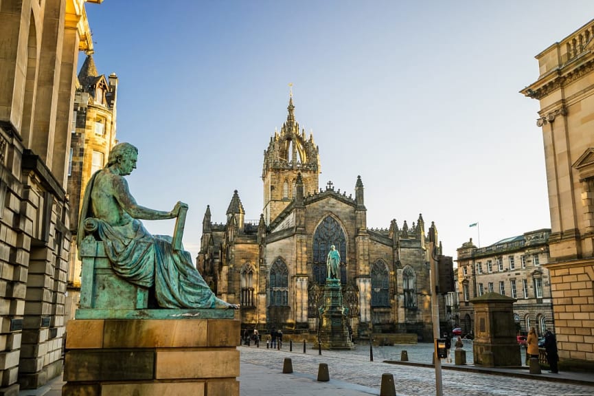 Street view of the historic Royal Mile in Edinburgh, Scotland