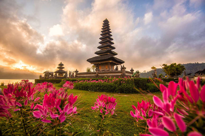 Sunrise at Pura Ulun Danu Beratan temple in Bali, Indonesia