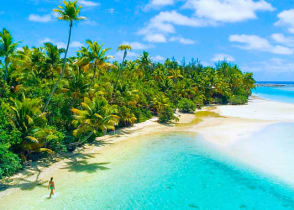 Ocean shoreline in Cook Islands