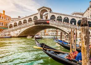 Rialto Bridge on Venice canal in Italy