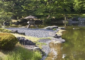 Private tour of the Imperial Palace’s blossoming East Garden