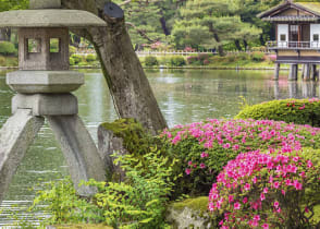 Enjoy moments of serenity in the well-tended lawns of Kenroku-en Garden in Kanazawa.