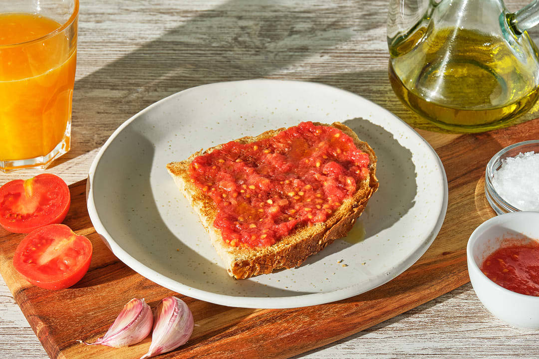A traditional Tostada con tomate y aceite.