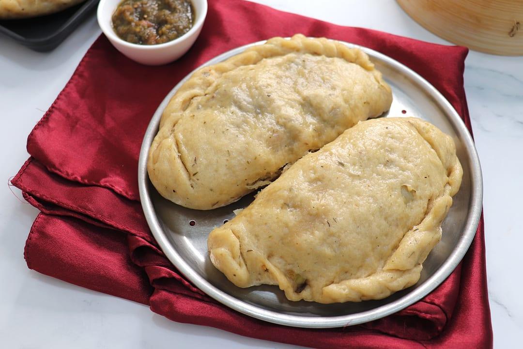 Stuffed steamed breads with walnuts and poppy seeds.