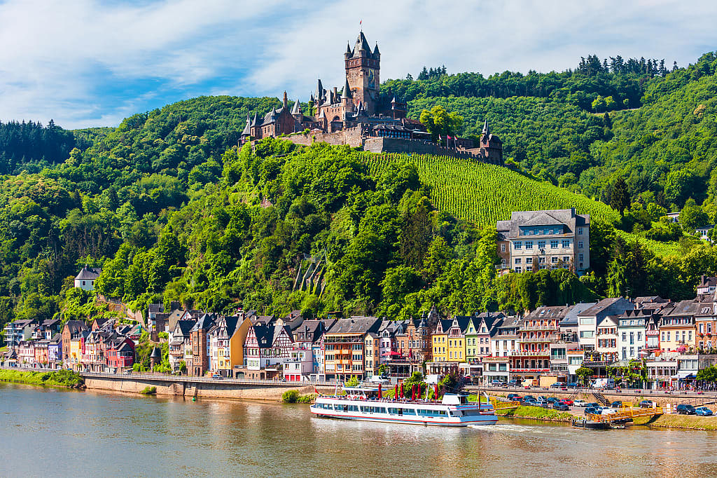 Reichsburg castle on the hillside banks of the Moselle Rivere in Cochem, Germany