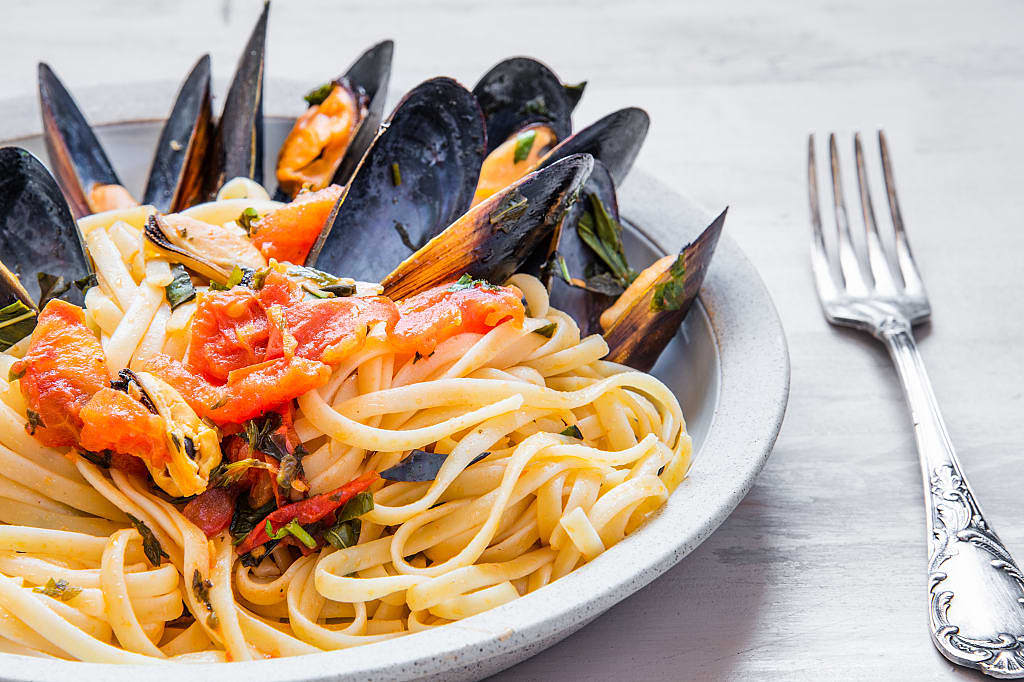 Traditional Italian pasta linguine with mussels