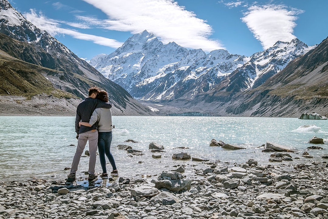 Couple enjoys beautiful scenery in Milford Sound 