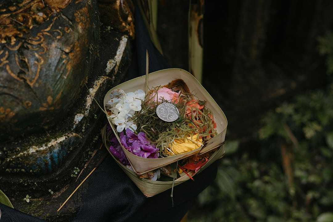 Canang sari offering where Balinese Hindu ritual preserves culinary technique