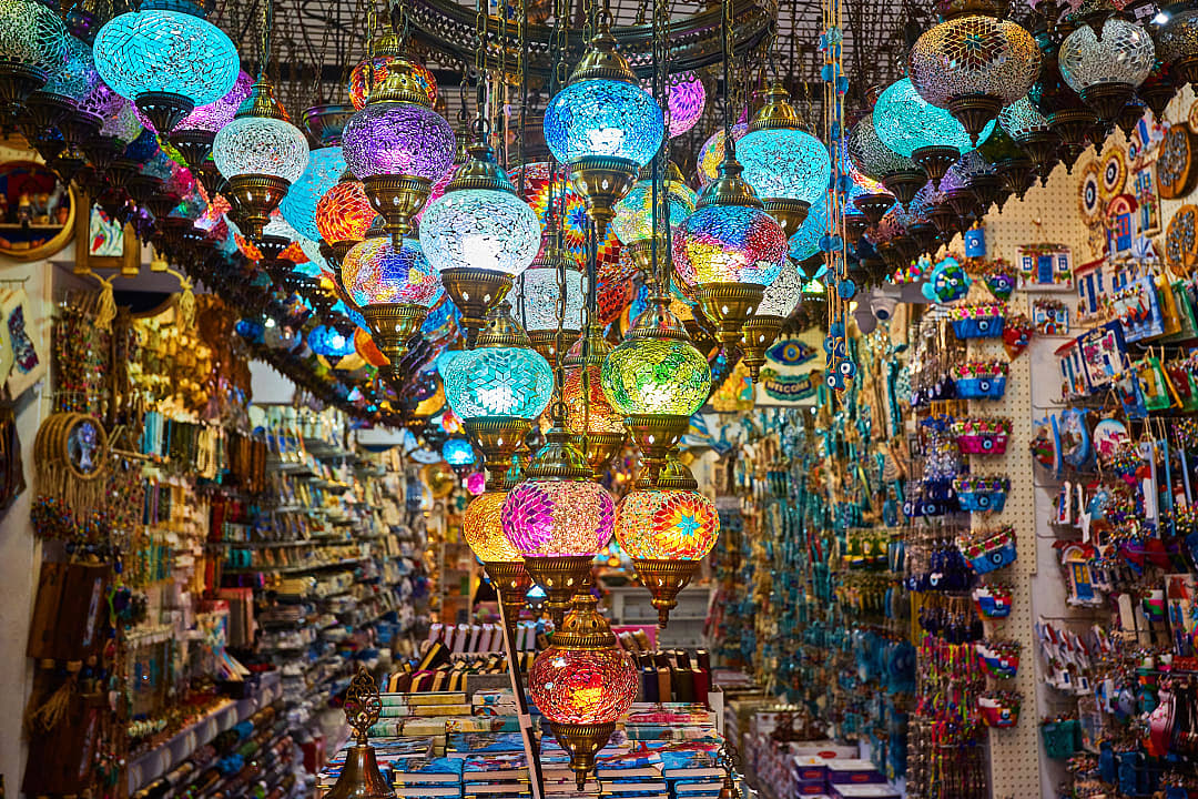 Colorful mosaic lamps illuminate a vibrant Turkish bazaar with warmth.