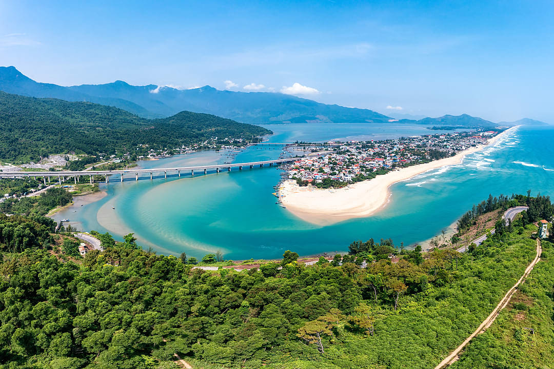 Hue Lang Co Beach on the Hải Vân Pass, Vietnam.