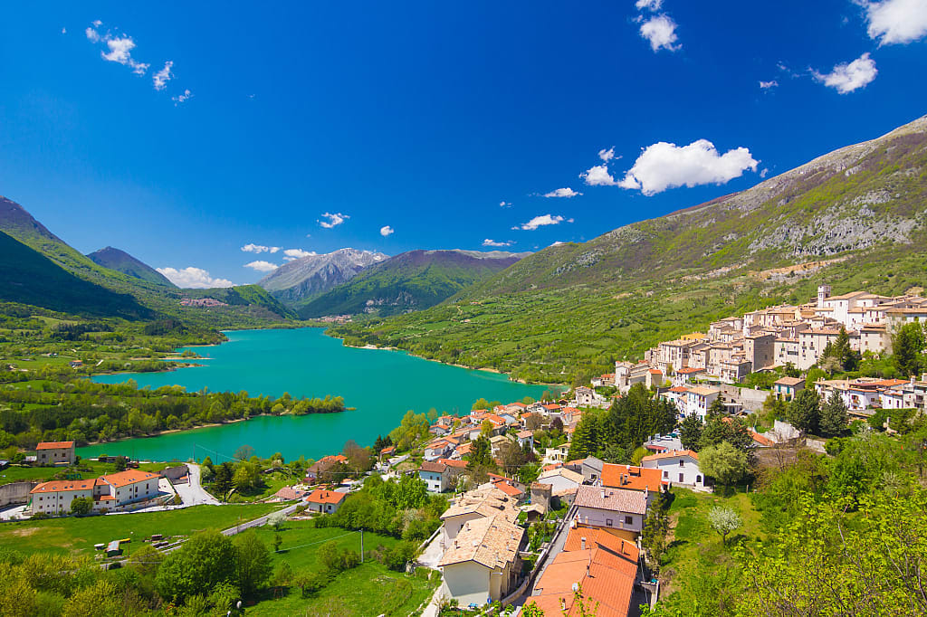 Lago di Barrea in Abruzzo National Park