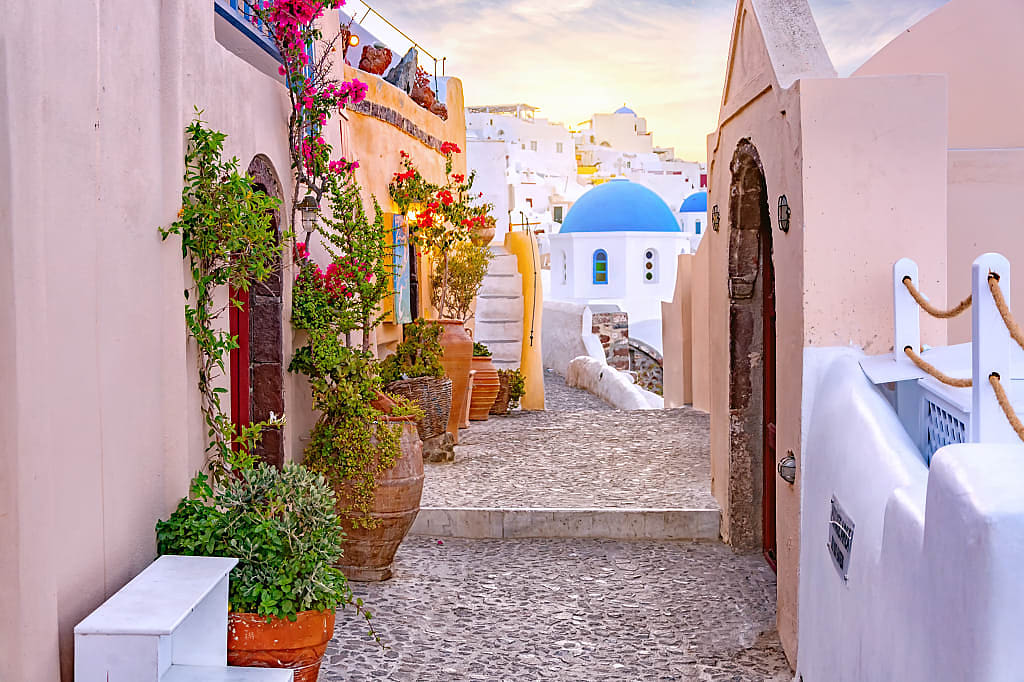 Narrow cobblestone street of Oia Village on Santorini Island, Greece.