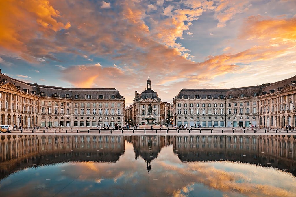 Miroir D’Eau in front of Place de la Bourse in BordeauxMiroir D’Eau in front of Place de la Bourse in Bordeaux