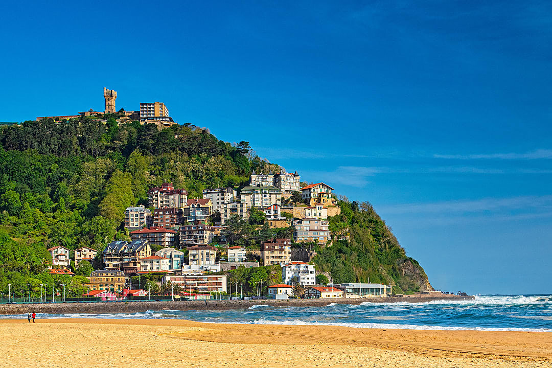  Scenic coastal view of San Sebastián. 