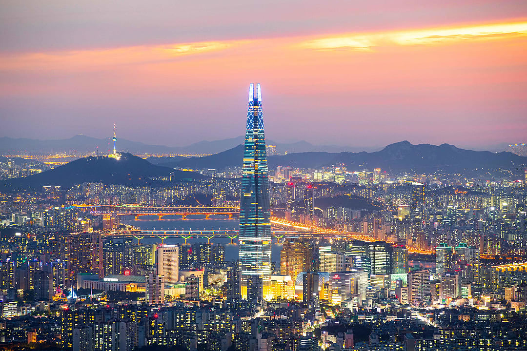 Seoul city skyline at dusk with the Lotte World Tower illuminated, representing South Korea’s luxury spa and wellness culture.