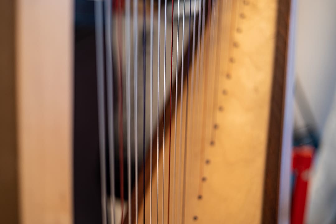 Close up shot of an Irish harp.