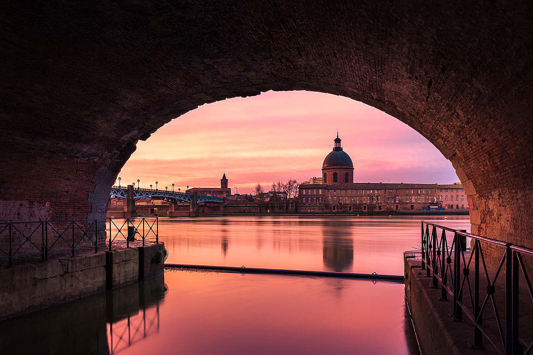 Pont Saint-Pierre and the Hôpital de La Grave with its iconic dome, located in Toulouse