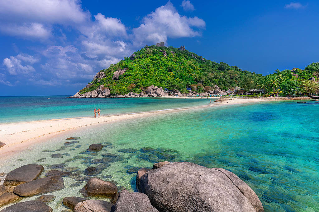 Couple on the beach at Koh Nang Yuan, Koh Tao, Thailand