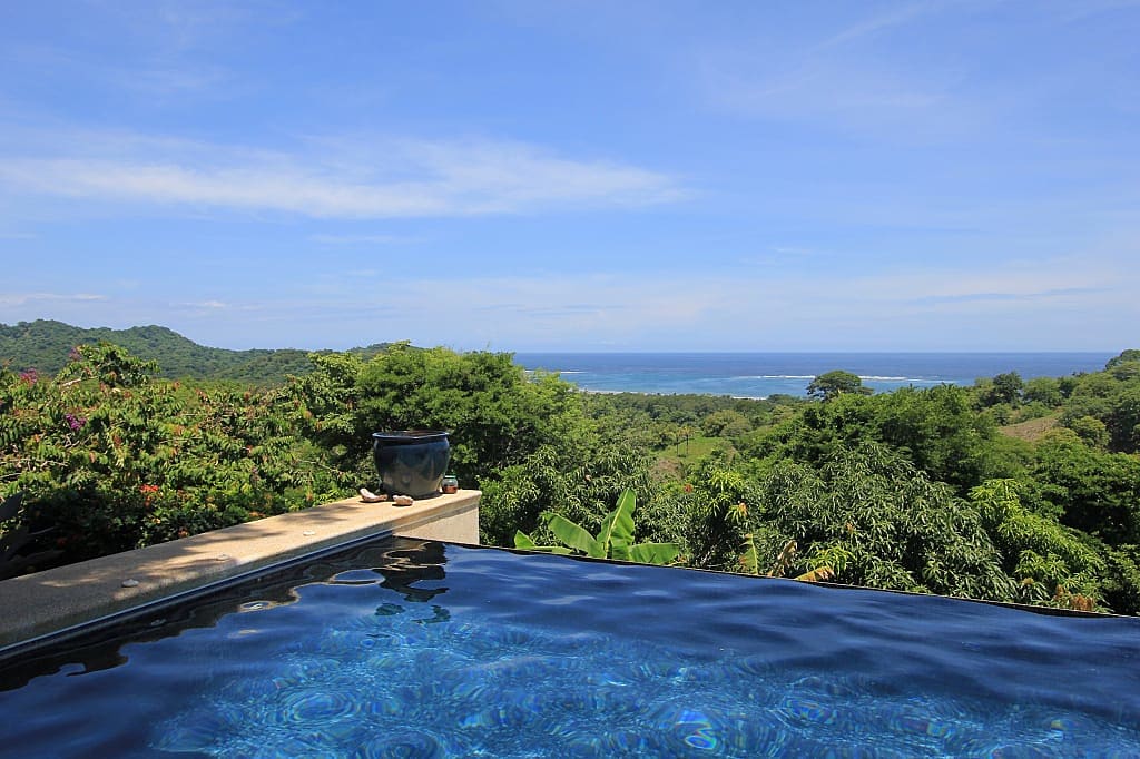 Infinity pool with view of the rainforest and the ocean in Costa Rica