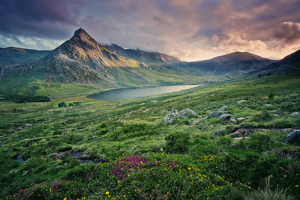 Tryfan mountain in the Ogwen Valley, Snowdonia, Wales.