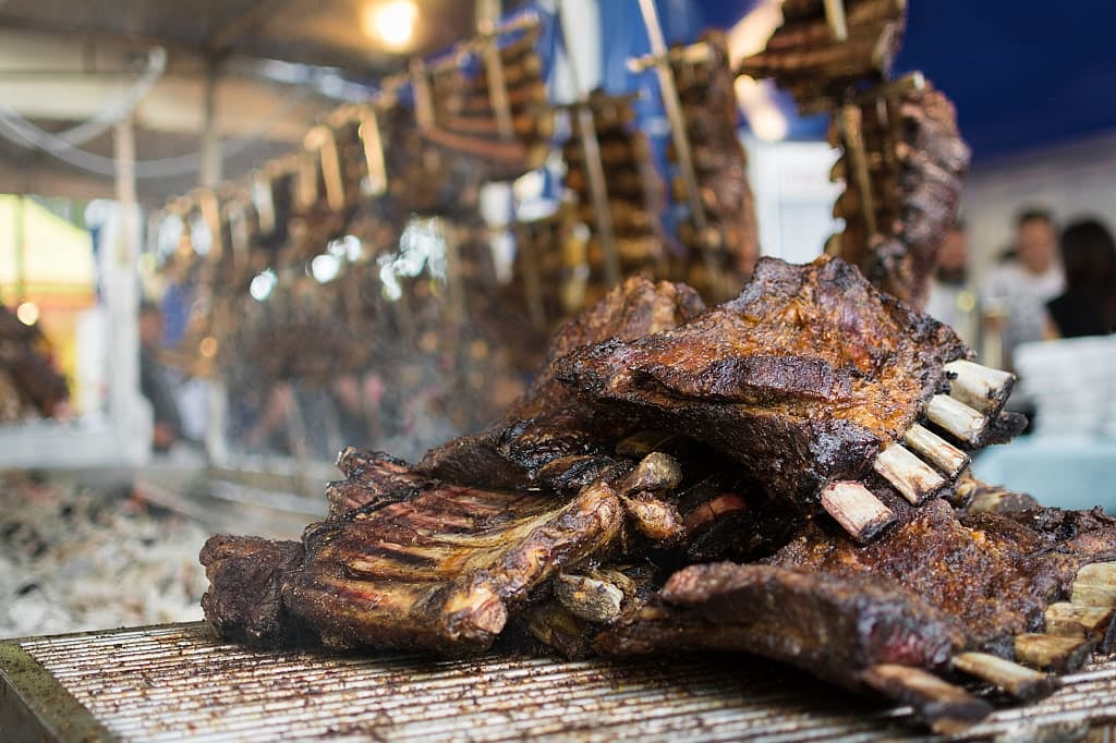 Argentinian ribs on a metal rack resting after being grilled