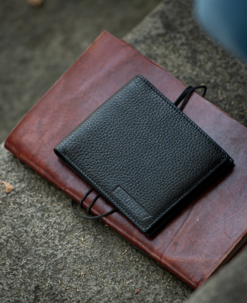 DAVIDOFF traces black wallet