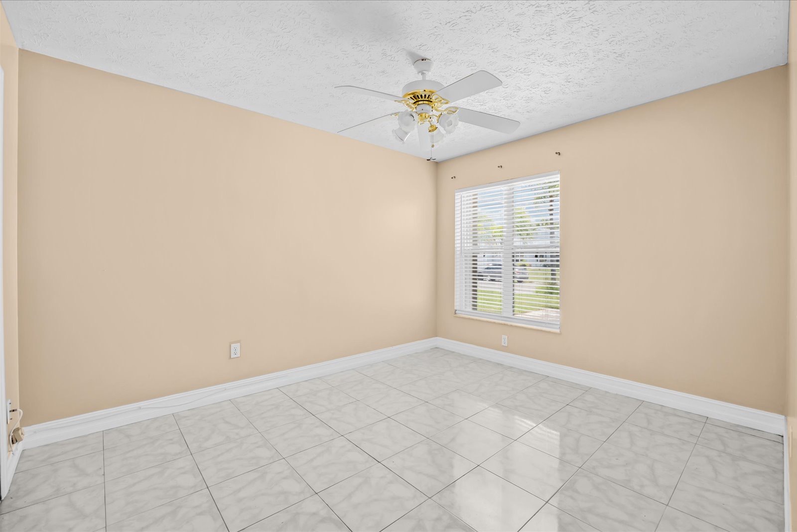 413 European Ln — photo 12