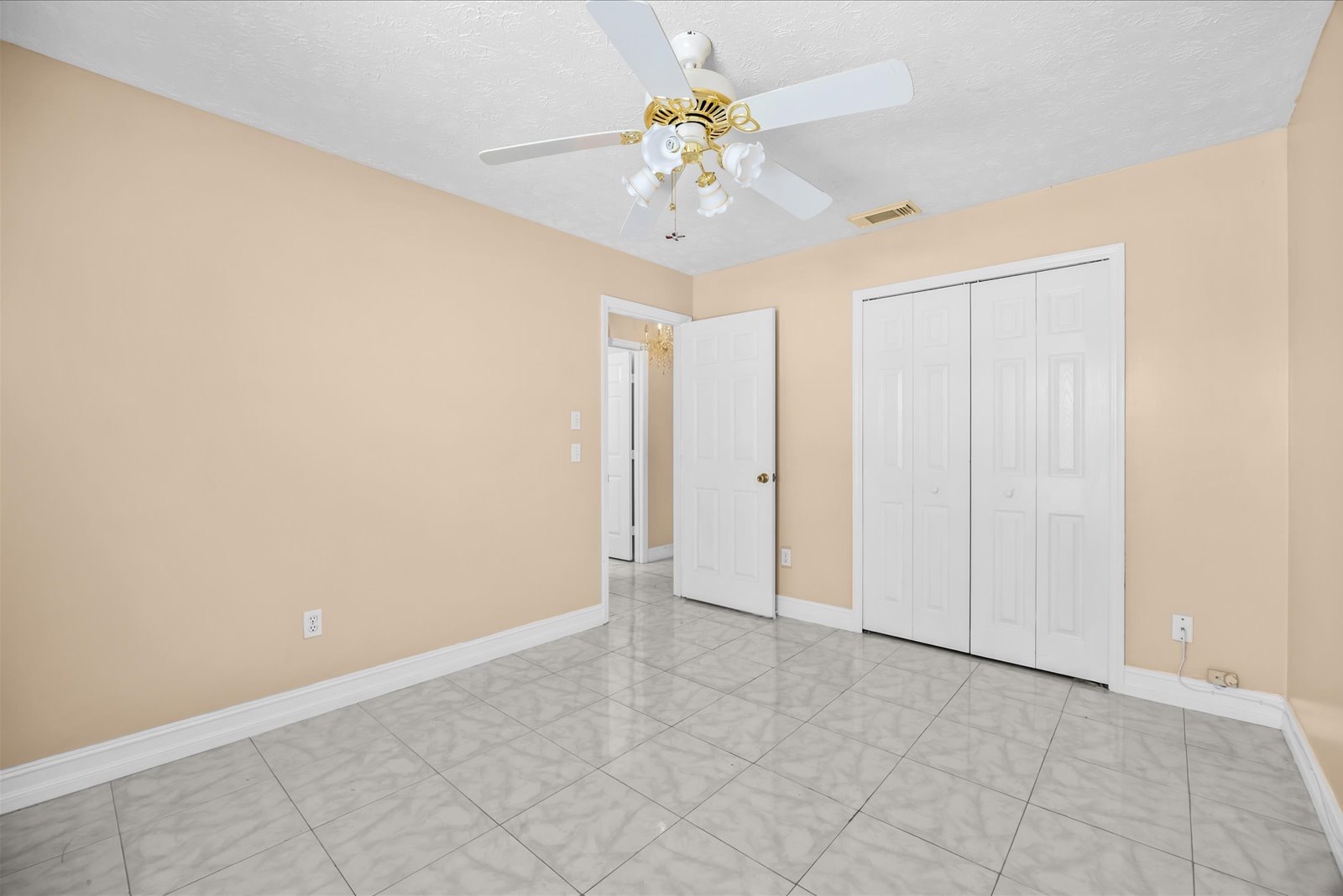 413 European Ln — photo 13