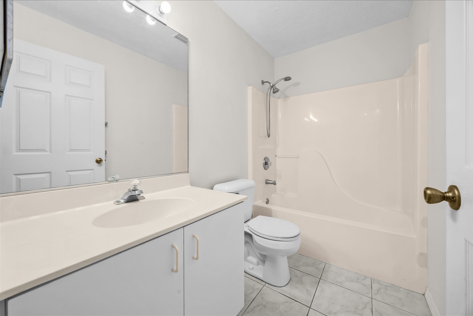 413 European Ln — photo 14