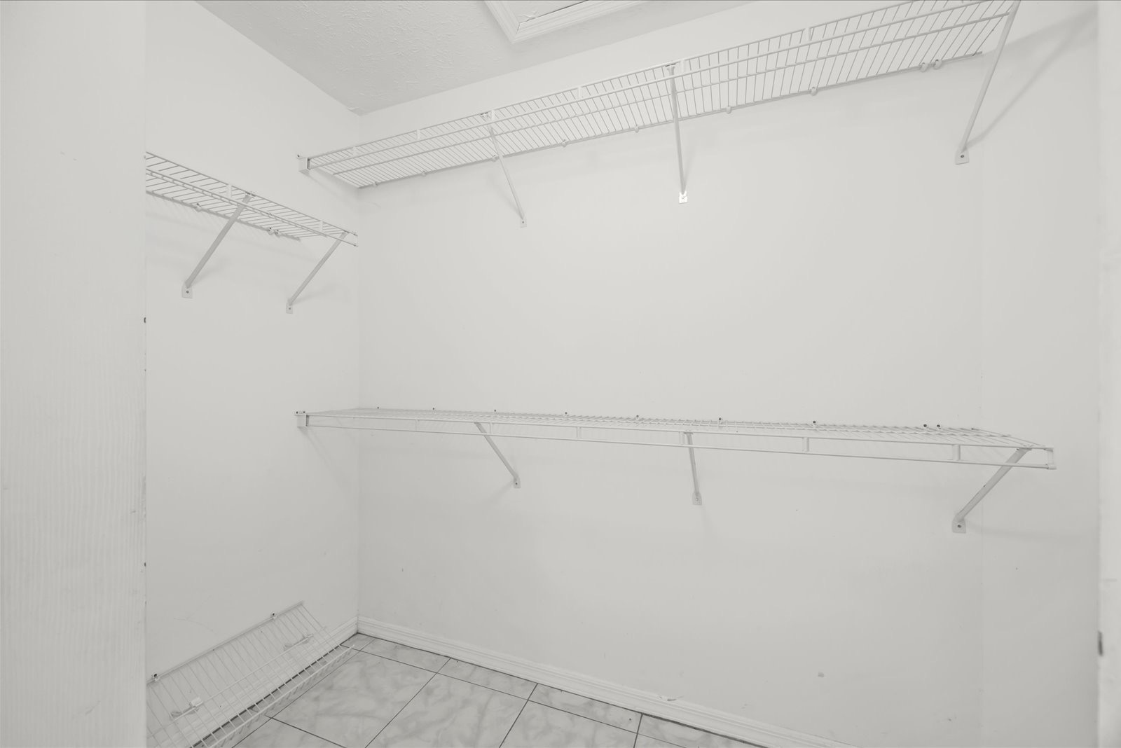 413 European Ln — photo 20