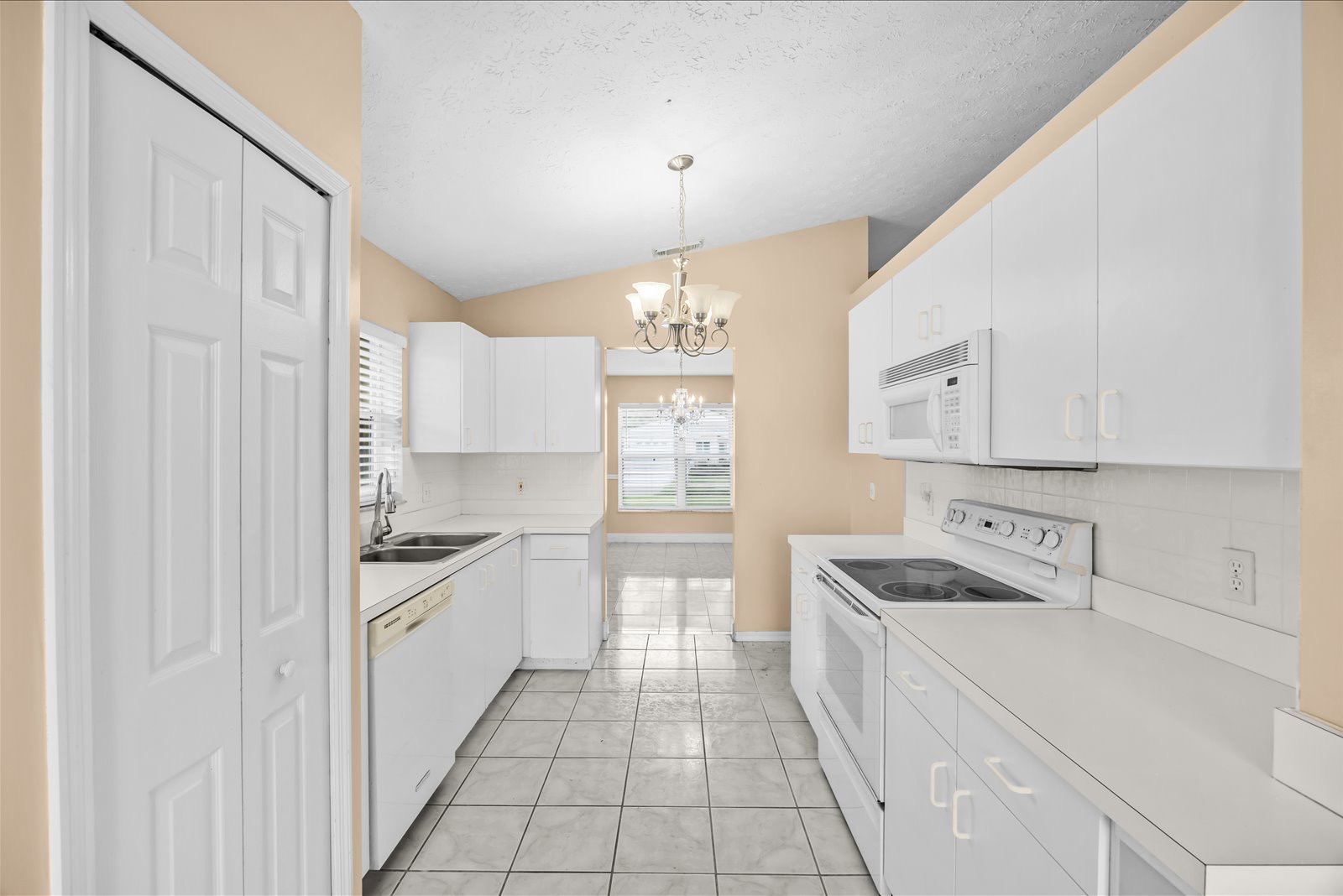 413 European Ln — photo 42