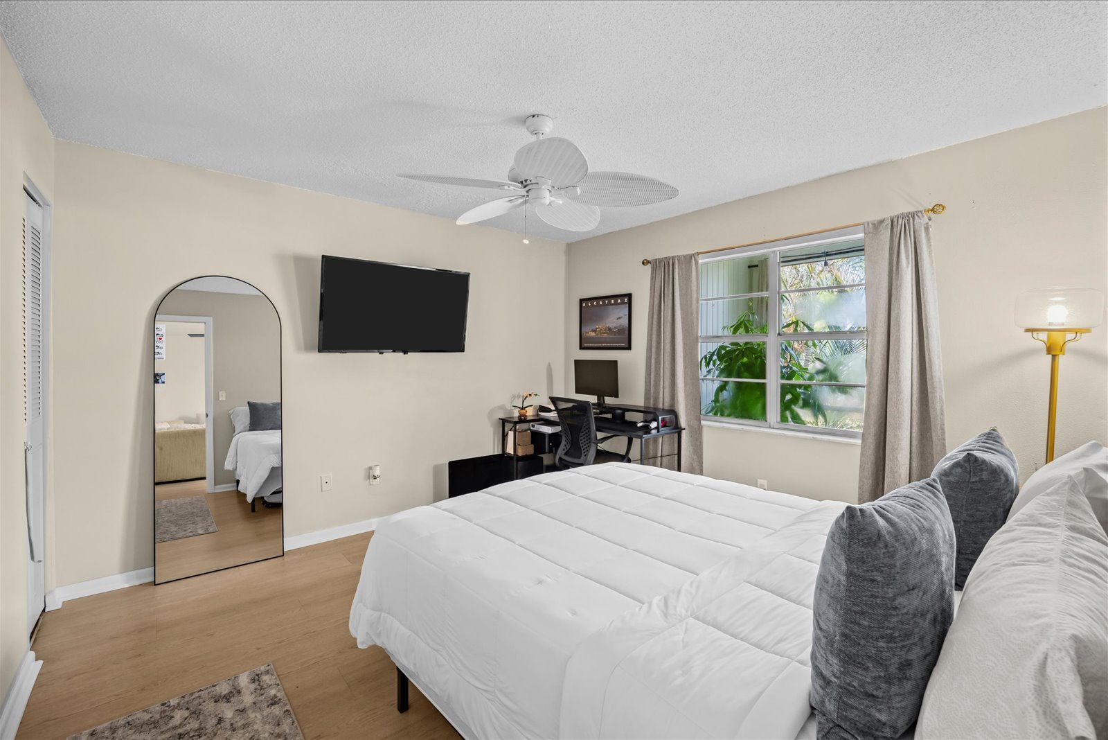 1917 SW Palm City Road, Apt G — photo 17