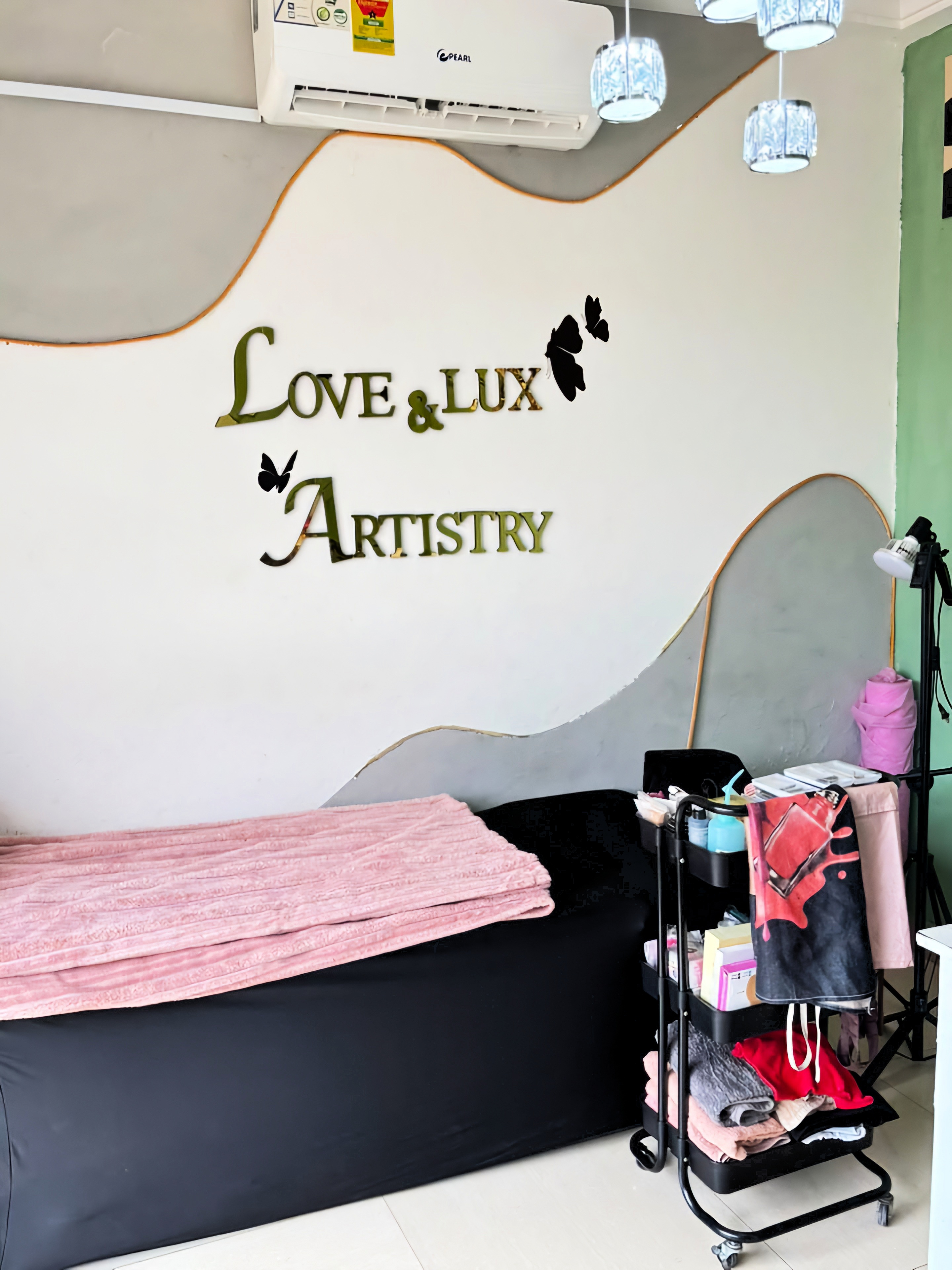 LOVE & LUX ARTISTRY profile photograph
