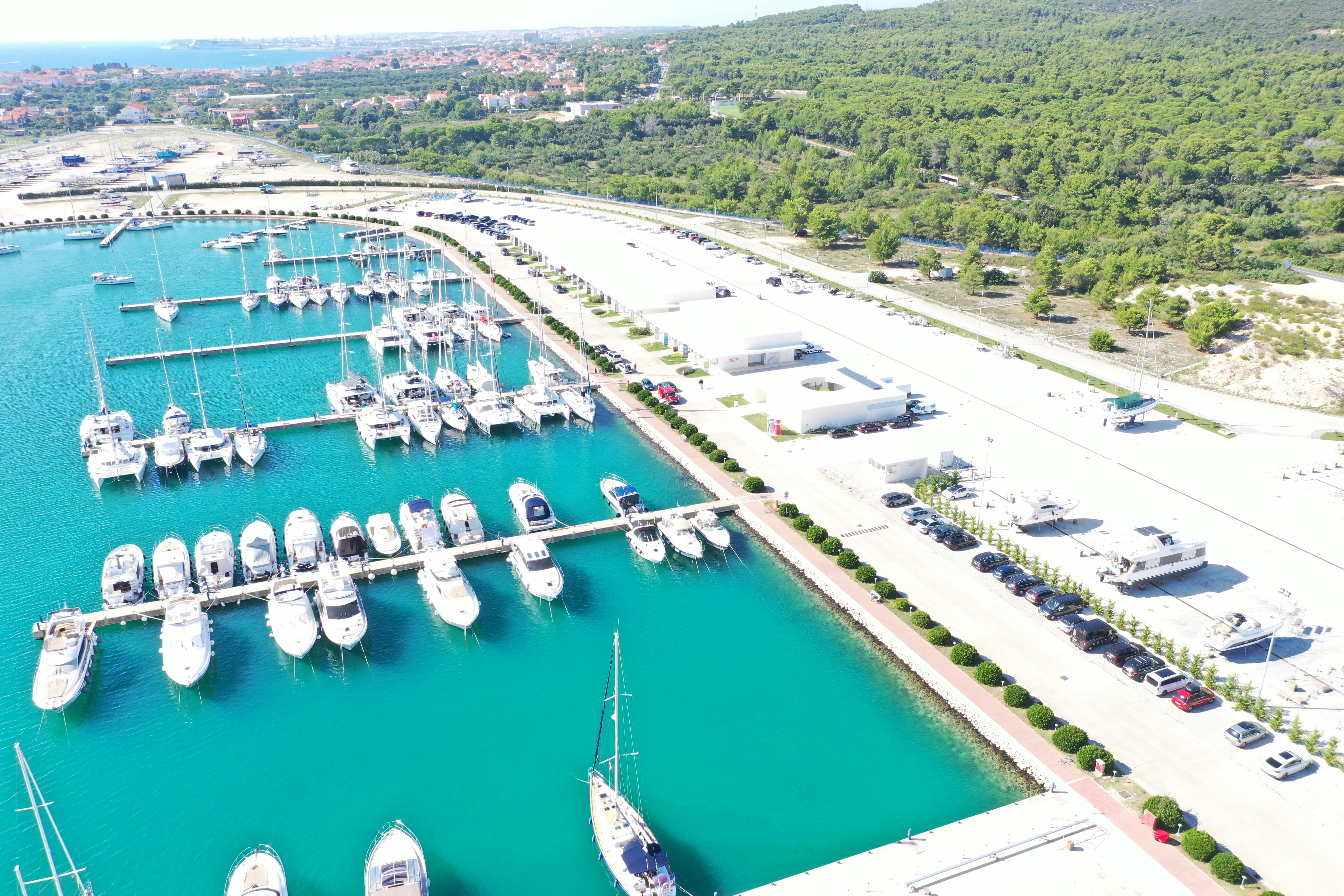 charter a sailing yacht
