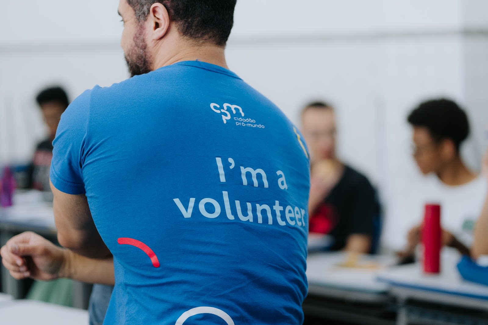 O poder do currículo invisível: como o voluntariado acelera a formação de jovens líderes