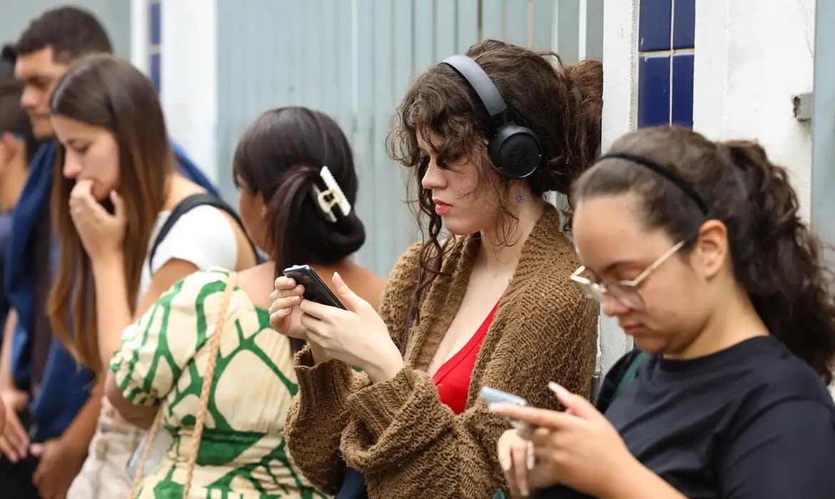 Desemprego juvenil supera o dobro da média nacional e desafia retenção de talentos nas empresas
