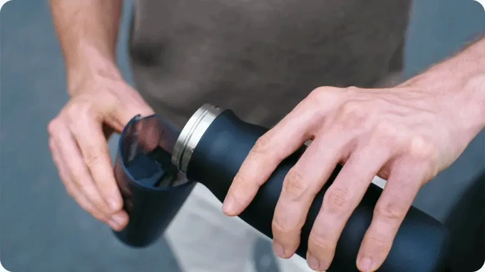 Filling the integrated water tank of the DIISEA C7 portable car washer
