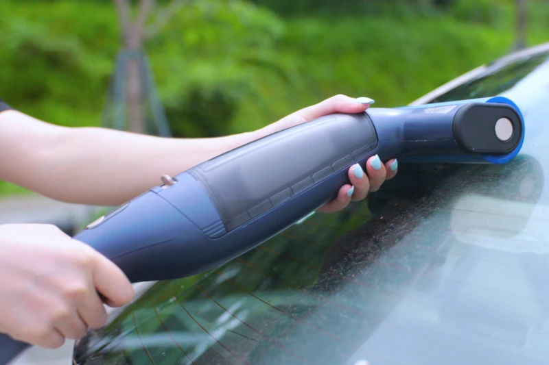 Using the DIISEA C7 for convenient outdoor car cleaning