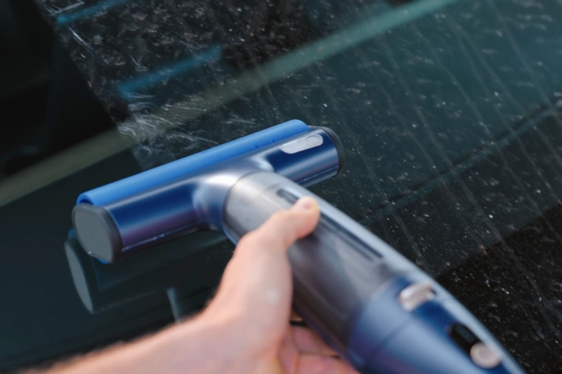 DIISEA C7 cleaning everyday dust from a car surface