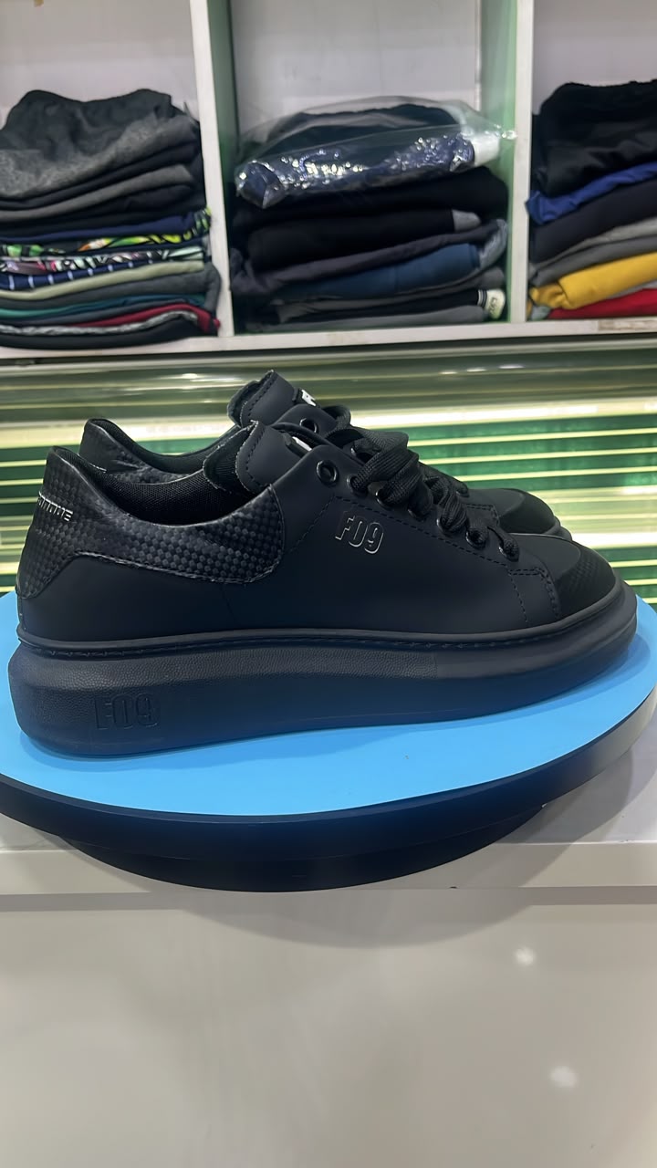F09' s Black Low Top Sneakers
