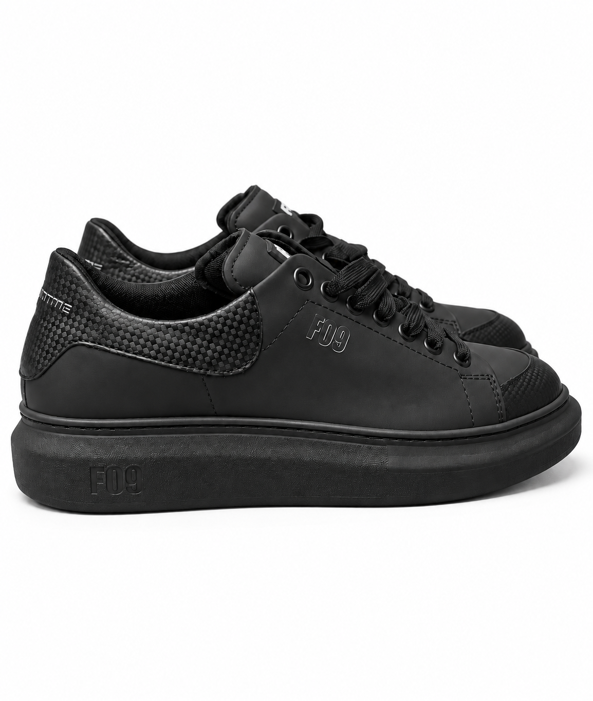 F09' s Black Low Top Sneakers