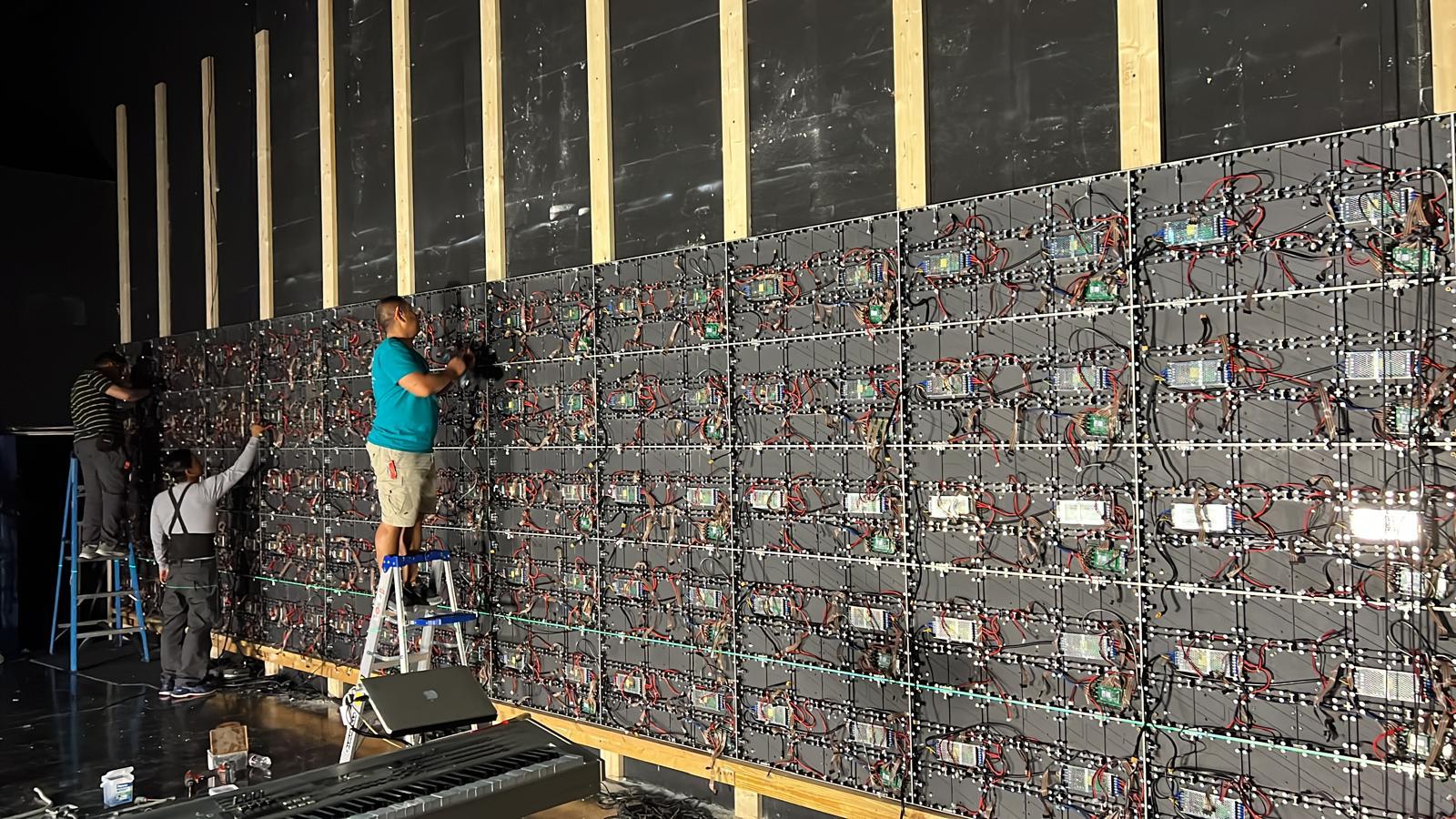 Instalación de lienzo LED en progreso