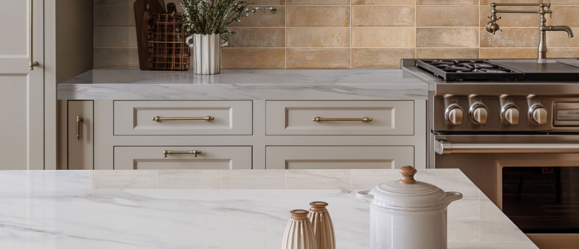 MSI Q™ Premium Natural Quartz Q+ Collection Calacatta Castana