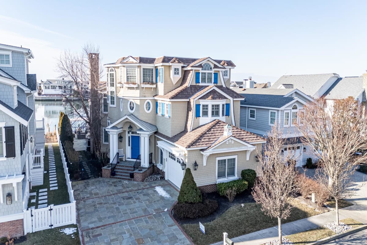 526 42nd Street, Avalon