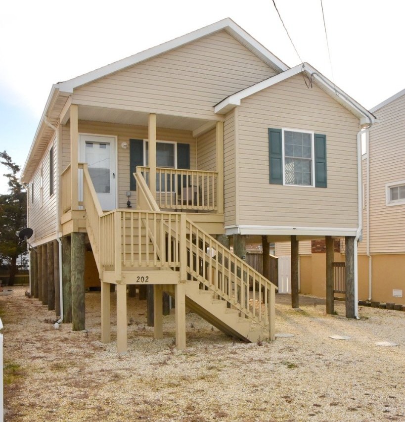 Beautiful Raised Ranch! Walk to beach or bay beach! Everything nearby!